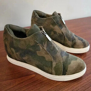 BLONDO Glenda Camo Green Waterproof Hidden Wedge Zip Sneakers(8)